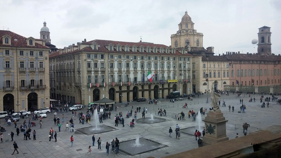 Fontane-Torino-Piazza-Castello.jpg