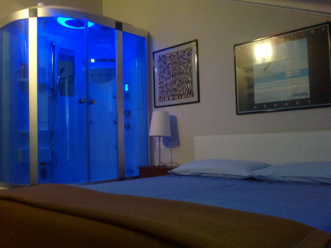 Luce-blu-in-doccia.jpg