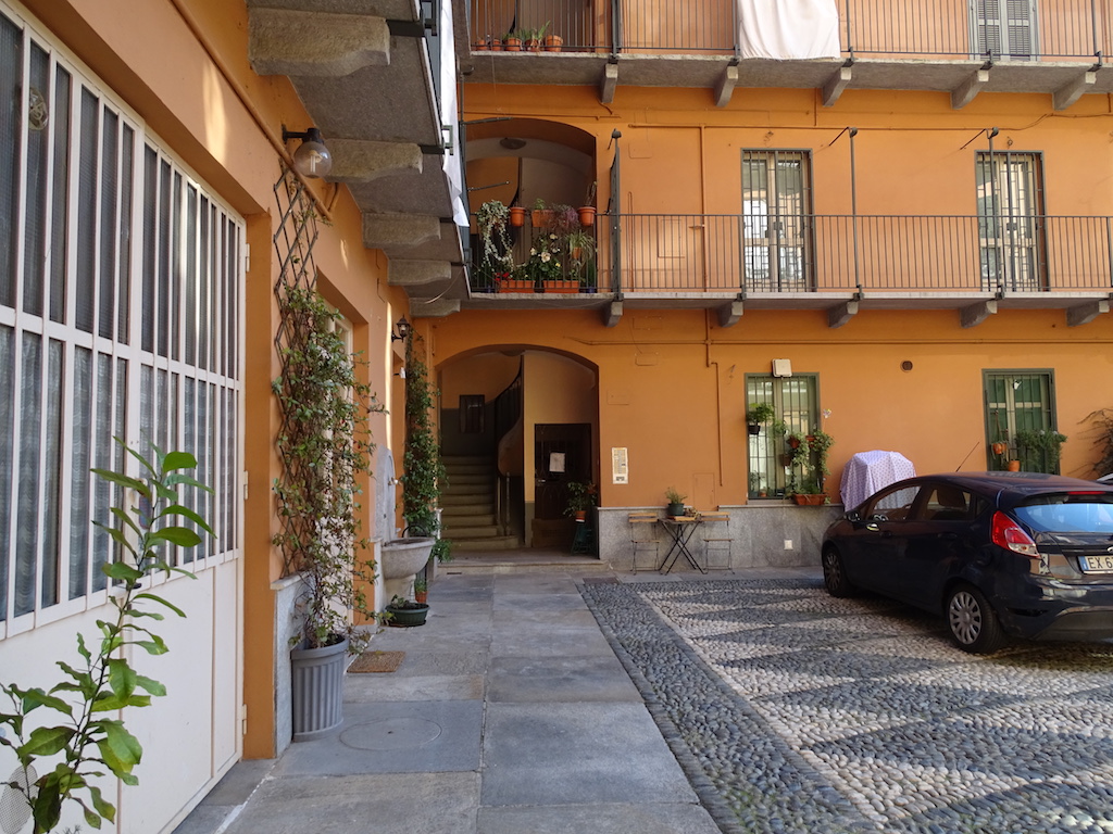 bilocale-via-calandra-dormoatorino-cortile-3.jpg