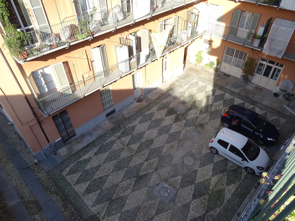 bilocale-via-calandra-dormoatorino-cortile-dal-balcone.jpg