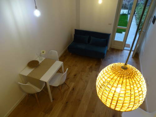dormoatorino-appartamento-giardinetto2-tavolo-dal-soppalco